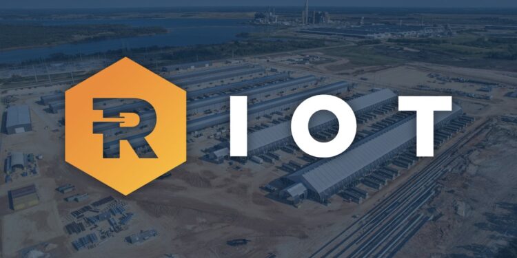 Logo de Riot con una fotografía en el fondo de uno de los data centers de la compañía.