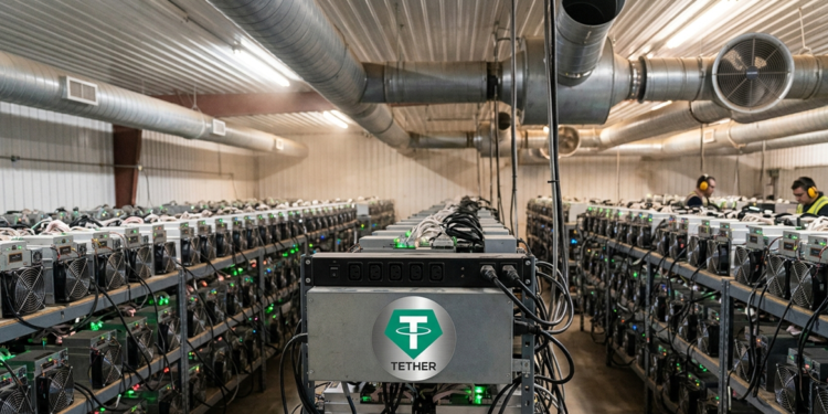 Granja de minería de criptomonedas con filas de ASIC miners y el logo de Tether en primer plano.