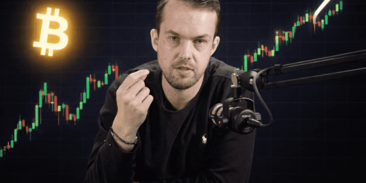 Michael van de Poppe hablando. En el fondo hay un gráfico del precio de bitcoin subiendo.