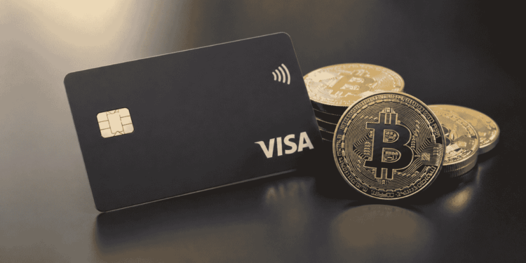 Imagen de una tarjeta VISA con unas monedas de bitcoin.