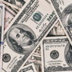El dólar oficial corta una racha de tres bajas al hilo, pero el mayorista se sostiene debajo de los $1.400
