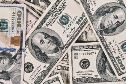 El dólar oficial corta una racha de tres bajas al hilo, pero el mayorista se sostiene debajo de los $1.400