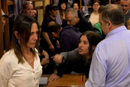 Militantes kirchneristas atacaron a concejales opositores tras rechazar un presupuesto en Villa Gesell