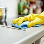 Empleadas domésticas: cuánto cobra por hora cada categoría y cómo liquidar el aguinaldo