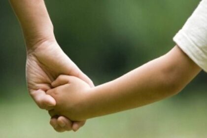 Buscan crear asignaciones para monotributistas y ampliar licencias por paternidad y maternidad