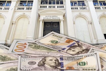La compra de dólar ahorro creció en abril, por primera vez en tres meses, y se acercó a los u$s3.000 millones