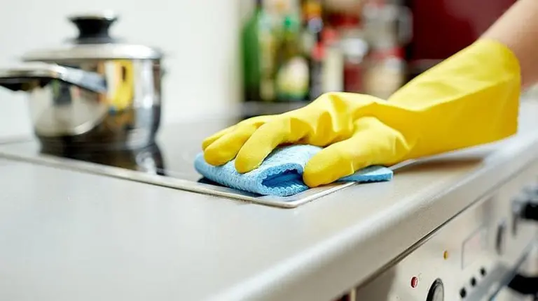 Empleadas domésticas: cuánto cobran por hora según categoría y cómo se liquida el medio aguinaldo en junio 2026