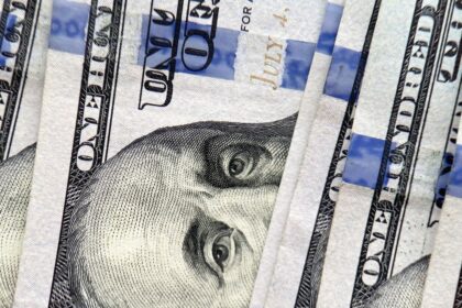 El dólar oficial avanza con fuerza y supera los $1.420 en la primera jornada de junio