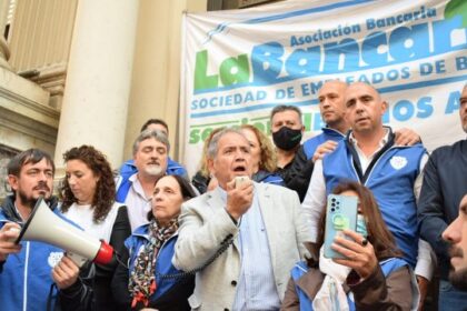 Gremio de empleados bancarios denuncia que una entidad está despidiendo y cerrando sucursales