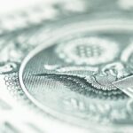 El dólar mayorista cae, pero se mantiene cerca de los $1.430