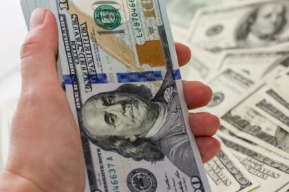 El dólar mayorista promedia la semana en su nivel más alto en cuatro meses