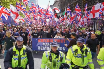 Miles de británicos se manifiestan contra la inmigración tras el ataque de Belfast y el asesinato de Henry Nowak