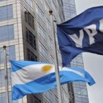 S&P elevó la nota de la deuda de YPF y otras siete empresas argentinas