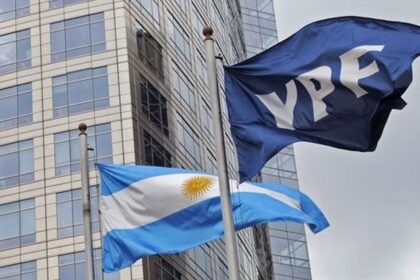 S&P elevó la nota de la deuda de YPF y otras siete empresas argentinas