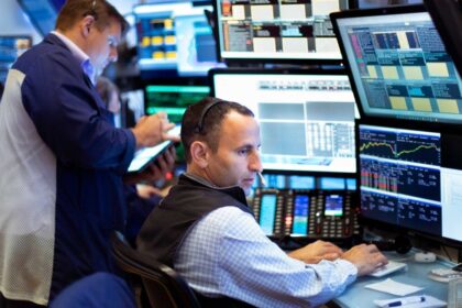 Wall Street subió impulsado por el debut de SpaceX y esperanzas de un acuerdo de paz entre EEUU e Irán