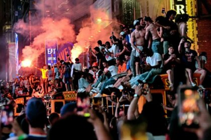 Caos en Nueva York tras la consagración de los Knicks: destrozos, incendios y detenciones