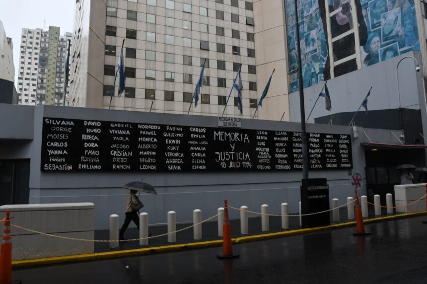 Antisemitismo: detienen a un hombre por vandalizar la sede de la AMIA