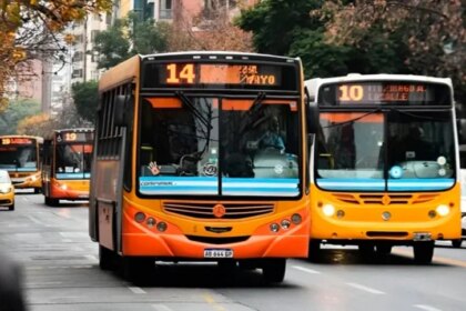 Empresas de colectivos de Córdoba anunciaron que pagarán en cuotas el medio aguinaldo