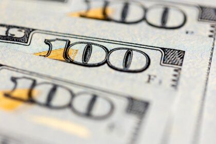 El dólar oficial avanza por encima de los $1.430, pero sigue a casi 25% del techo de la banda