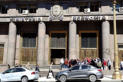 Deuda: Luis Caputo canjeó letras atadas al dólar, pero apenas pudo reducir el 20% de los vencimientos de fin de mes