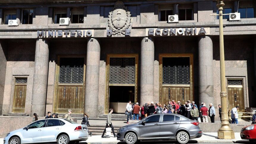 Deuda: Luis Caputo canjeó letras atadas al dólar, pero apenas pudo reducir el 20% de los vencimientos de fin de mes