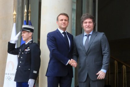 Milei conquista París y deja al kirchnerismo atrapado en su propio pasado
