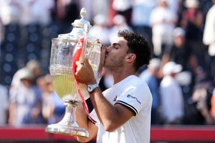 Francisco Cerúndolo hizo historia en Queen’s y conquistó el título más importante de su carrera