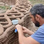 Es cordobés y creó la primera impresora 3D de casas de barro del mundo: así funciona “Barrobot”
