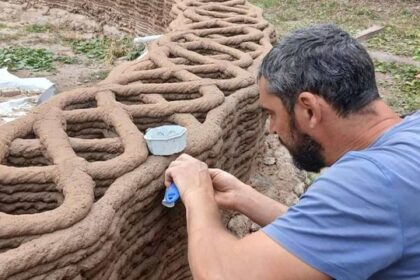 Es cordobés y creó la primera impresora 3D de casas de barro del mundo: así funciona “Barrobot”