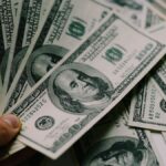 El dólar blue tuvo el mayor avance semanal en más de seis meses y tocó un máximo desde principios de año