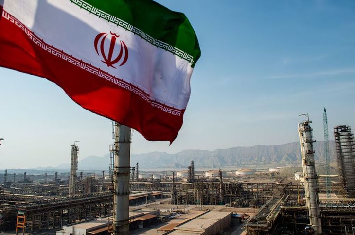 Los mercados descuentan que un eventual acuerdo entre Estados Unidos e Irán podría aliviar la presión sobre el petróleo y reabrir gradualmente el estrecho de Ormuz, tras meses de tensión sobre una ruta clave para el comercio energético global.