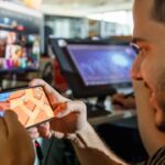 El costo de conectarse: cómo los celulares afectan la concentración, los vínculos y la inclusión