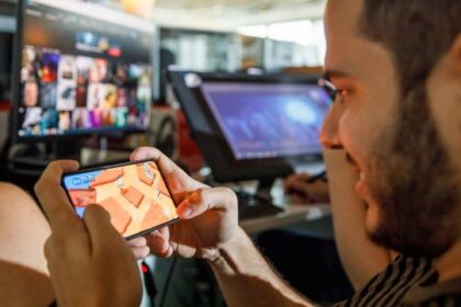 El costo de conectarse: cómo los celulares afectan la concentración, los vínculos y la inclusión