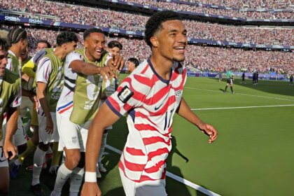 Con uno menos, Estados Unidos le ganó 2-0 a Bosnia y clasificó a octavos de final