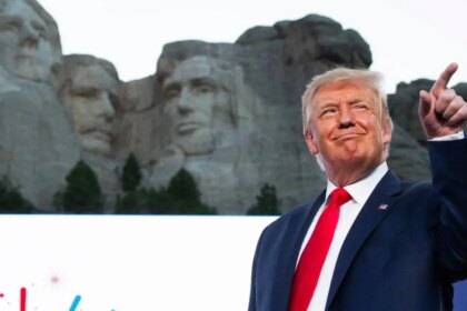 Trump celebró el cumpleaños 250 de EEUU en el Monte Rushmore y prometió frenar el avance del comunismo en el país
