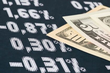 El dólar vuelve a caer en el mundo y se encamina a su mayor retroceso semanal desde abril