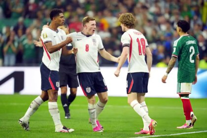 Canta y no llores: Con uno menos, Inglaterra le ganó 3-2 a México y clasificó a los cuartos de final