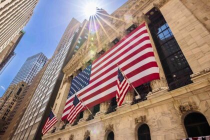 Las acciones de semiconductores impulsaron ganancias en Wall Street y el Dow Jones tocó un nuevo máximo