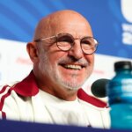 El DT de España defendió al árbitro del Argentina-Egipto: “Me gustaría felicitarlo”