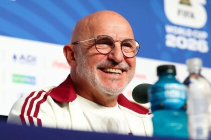 El DT de España defendió al árbitro del Argentina-Egipto: “Me gustaría felicitarlo”