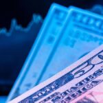 El dólar blue volvió a bajar, aunque la brecha con el oficial tocó un máximo en casi tres semanas