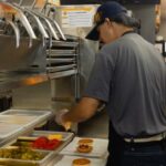 Qué sueldo cobra un empleado de McDonald’s, Burger King y Starbucks en julio 2026