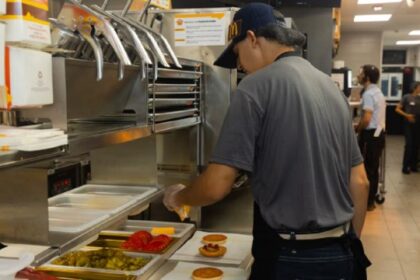 Qué sueldo cobra un empleado de McDonald’s, Burger King y Starbucks en julio 2026