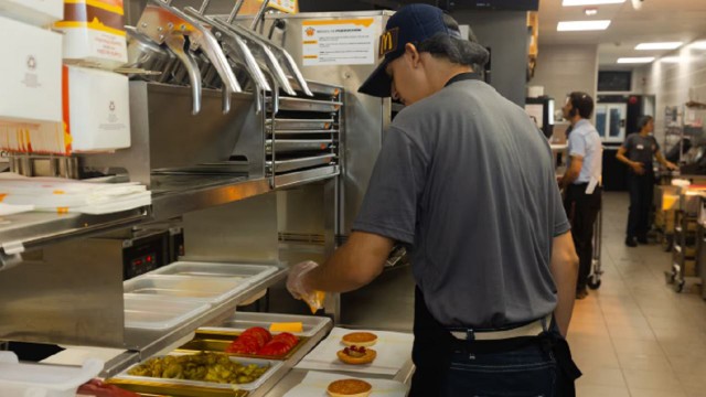 Qué sueldo cobra un empleado de McDonald’s, Burger King y Starbucks en julio 2026