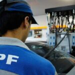 Playeros de YPF podrán incrementar su sueldo vendiendo hamburguesas y el gremio no quiere saber nada