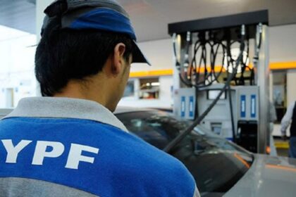 Playeros de YPF podrán incrementar su sueldo vendiendo hamburguesas y el gremio no quiere saber nada