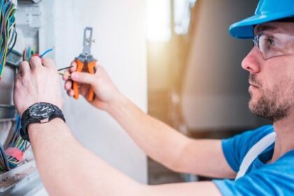 Cuánto cobran un albañil, un electricista y un plomero por su trabajo en julio 2026