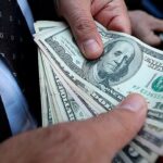 Cómo cobrar en dólares desde Argentina pagando menos comisiones