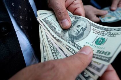 Cómo cobrar en dólares desde Argentina pagando menos comisiones