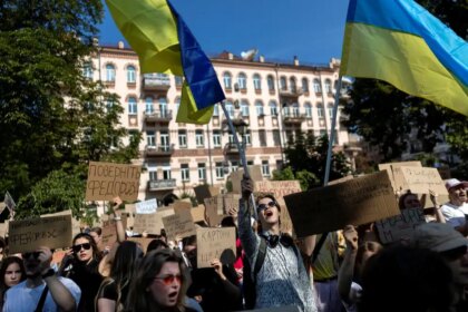 Las protestas por la destitución de Mijailo Fedorov cumplen cinco días y aumenta la presión sobre Zelensky